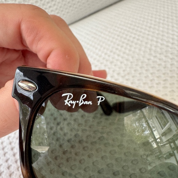 Classic Ray-Ban Wayfarers Polarized - Picture 8 of 9
